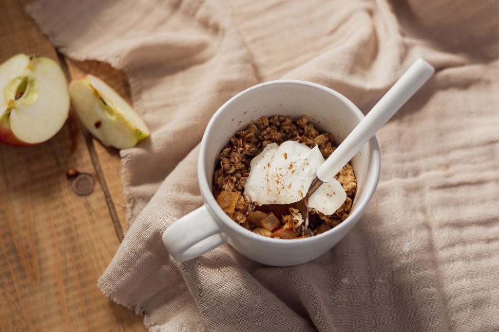 Découvrez notre recette de croustade aux pommes (sans sucre ajouté), en version à faire dans une tasse!
