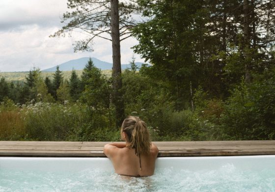 femme reposée dans un spa
